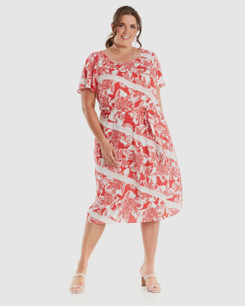 Front of a model wearing a size 1X Hibiscus Shift Dress in Print by Estelle. | dia_product_style_image_id:235191